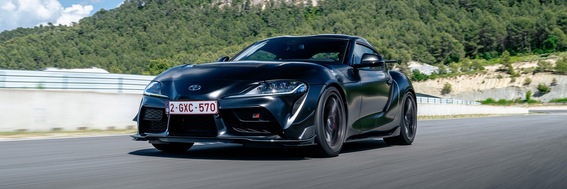 Pers rijdt met Toyota GR Supra Final Edition